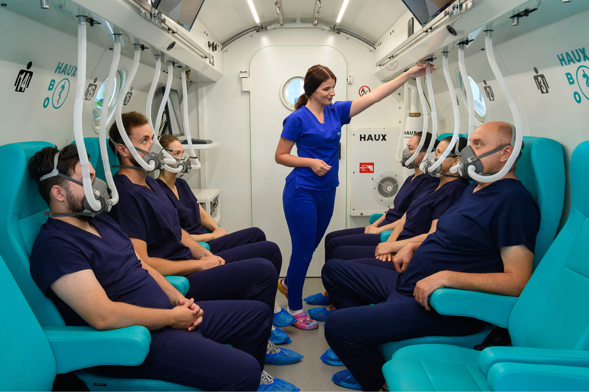 Pacienți și personal medical în camera hiperbară